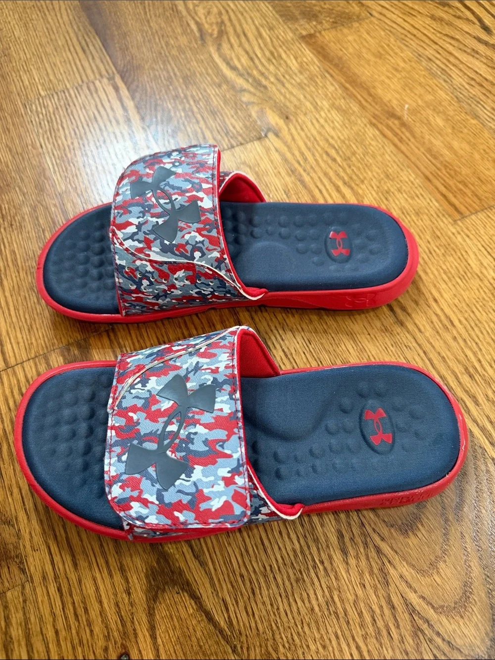 Boy’s Under Armour Flip Flops. Size 3Y. Excellent Condition.